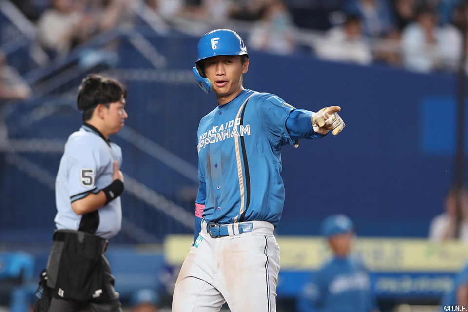 3回表、犠牲フライで生還する加藤豪選手