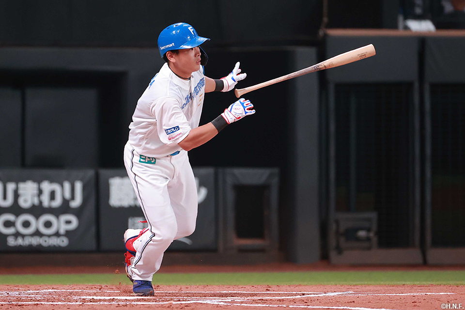 2回裏、センターへヒットを放つ野村選手