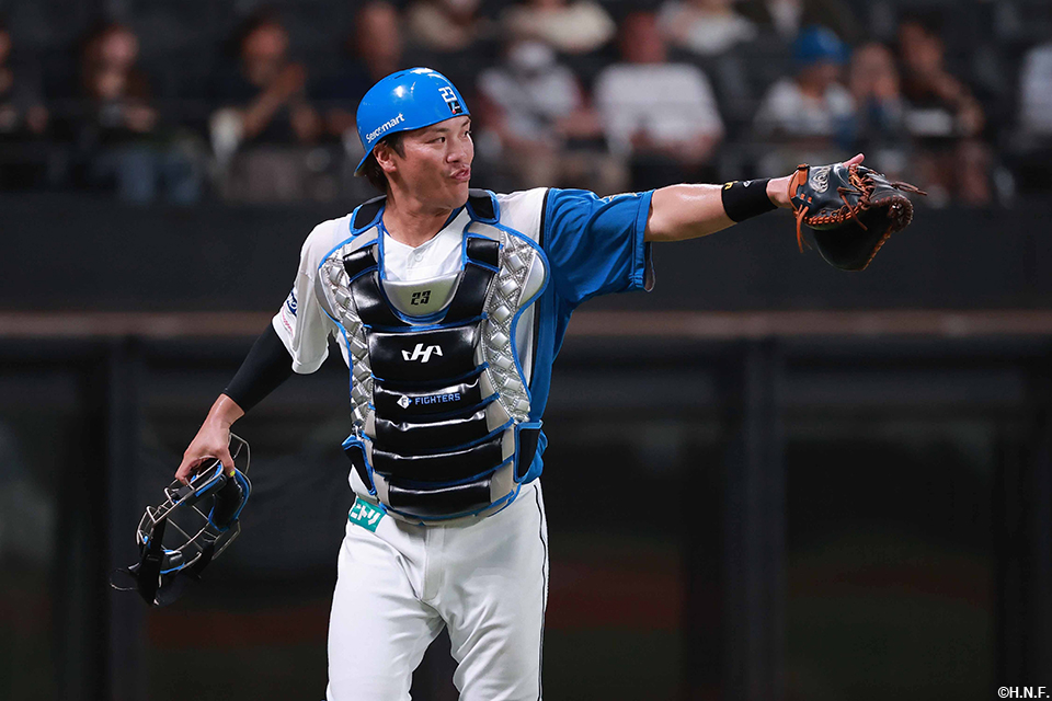 3回表、盗塁を阻止した伏見選手