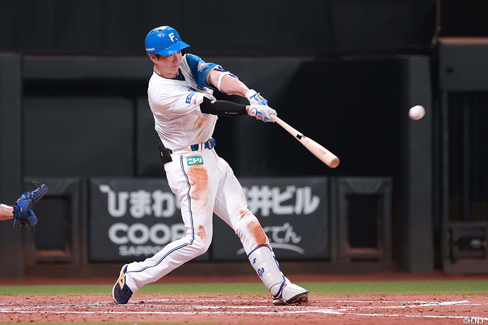 3回裏、センターへヒットを放つ松本剛選手01