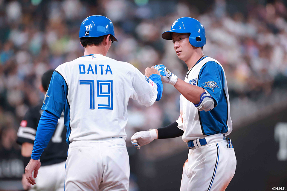 3回裏、センターへヒットを放つ松本剛選手02