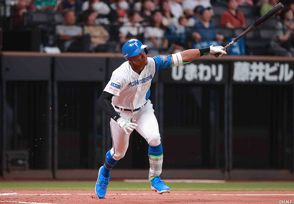 3回裏、逆転となる2点適時打を放つ万波選手01