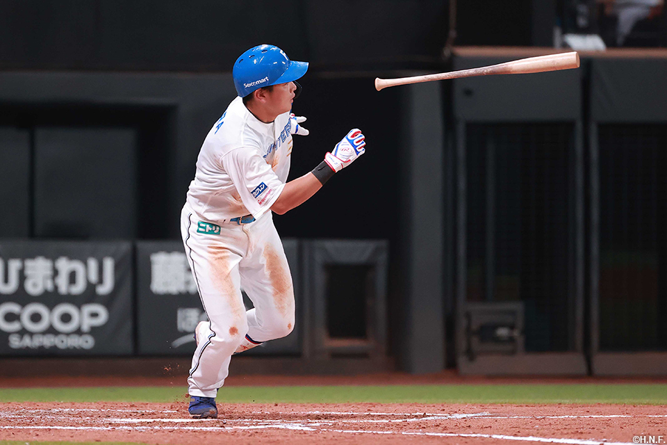3回裏、レフトへヒットを放つ野村選手