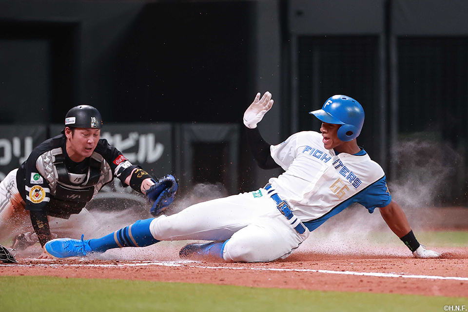 3回裏、生還する万波選手