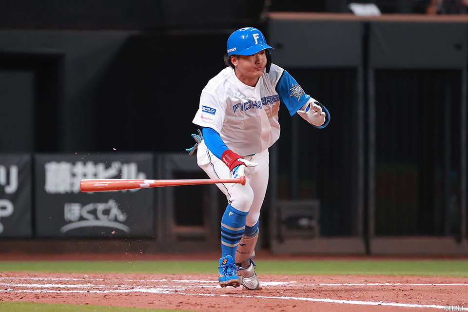 7回裏、ライトへヒットを放つ奈良間選手01