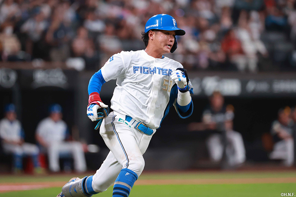7回裏、ライトへヒットを放つ奈良間選手02