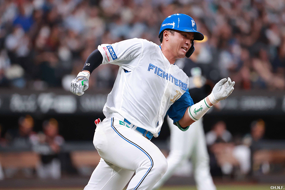 7回裏、同点適時打を放つ郡司選手02