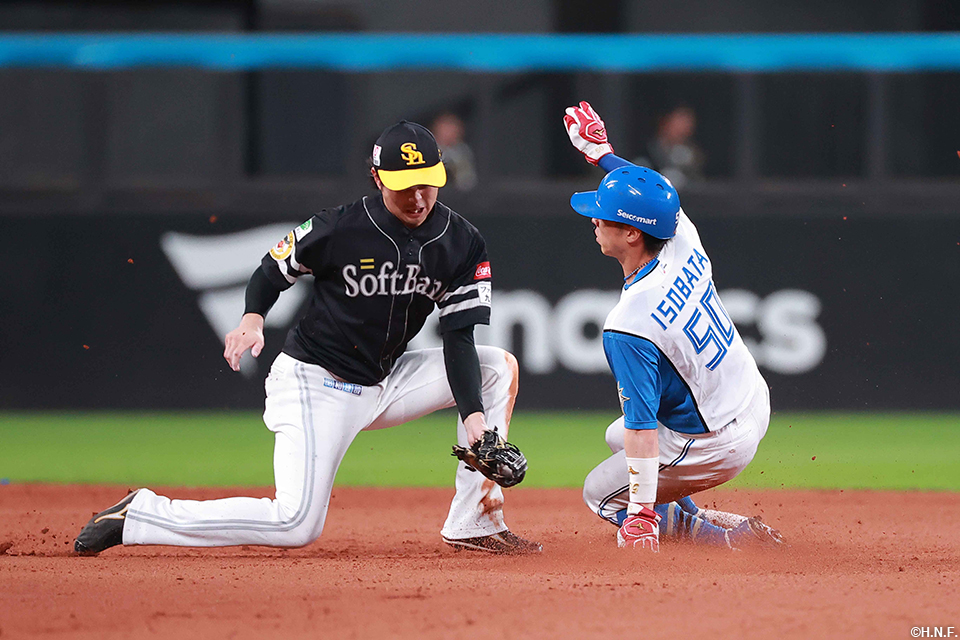 11回裏、盗塁をきめる五十幡選手