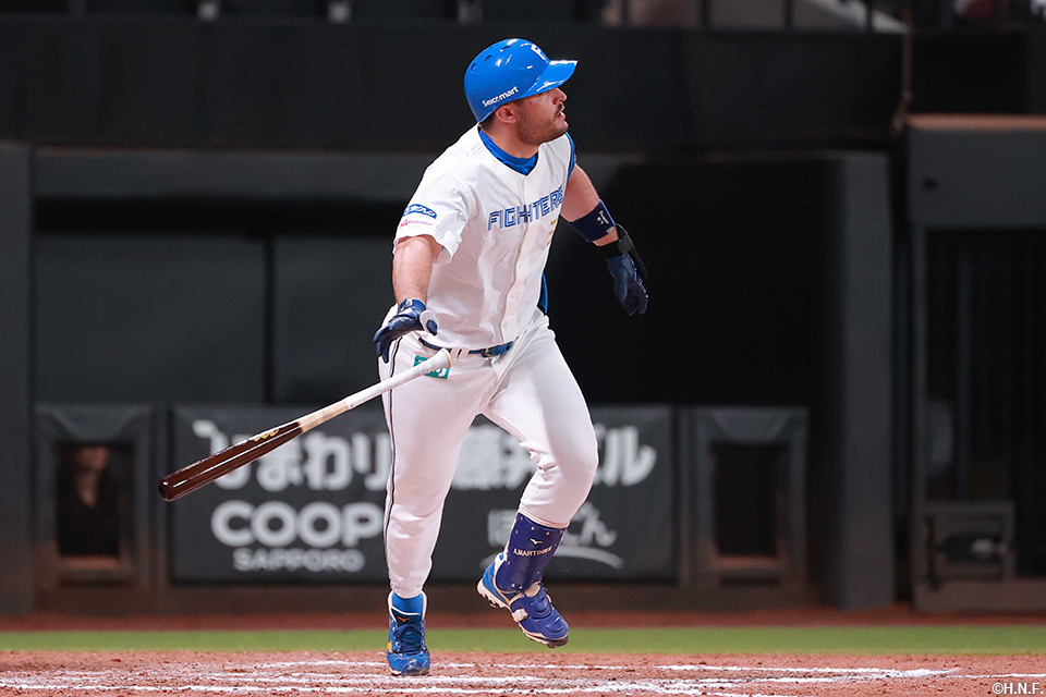 11回裏、サヨナラとなる犠牲フライを放つマルティネス選手01