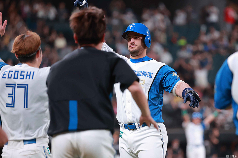 11回裏、サヨナラとなる犠牲フライを放つマルティネス選手02