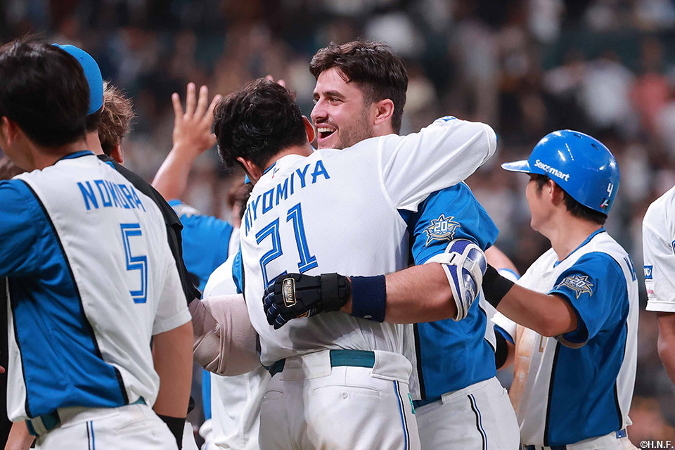 11回裏、サヨナラとなる犠牲フライを放つマルティネス選手03