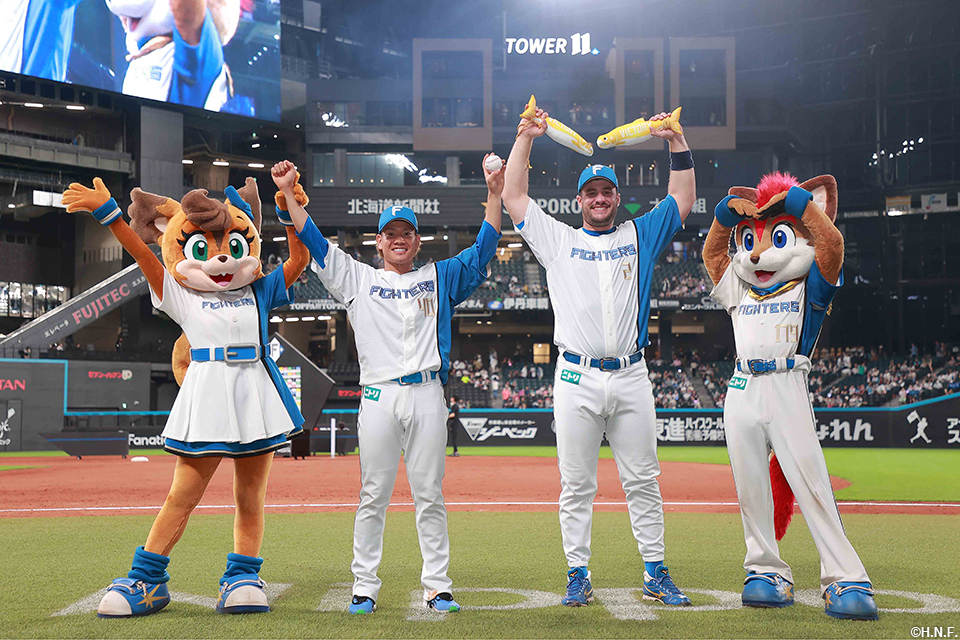 ヒーローの福田俊投手とマルティネス選手01