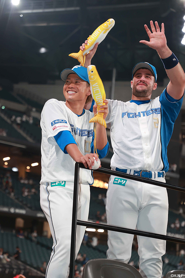 ヒーローの福田俊投手とマルティネス選手02