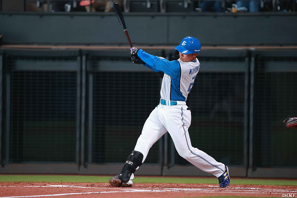 1回裏、ライトへ本塁打を放つ清宮選手01