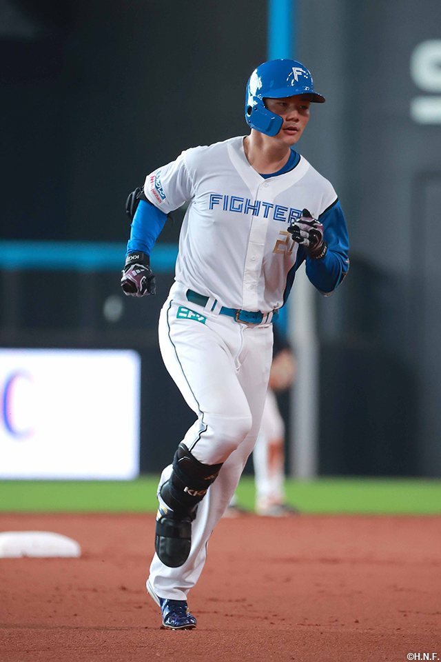1回裏、ライトへ本塁打を放つ清宮選手02