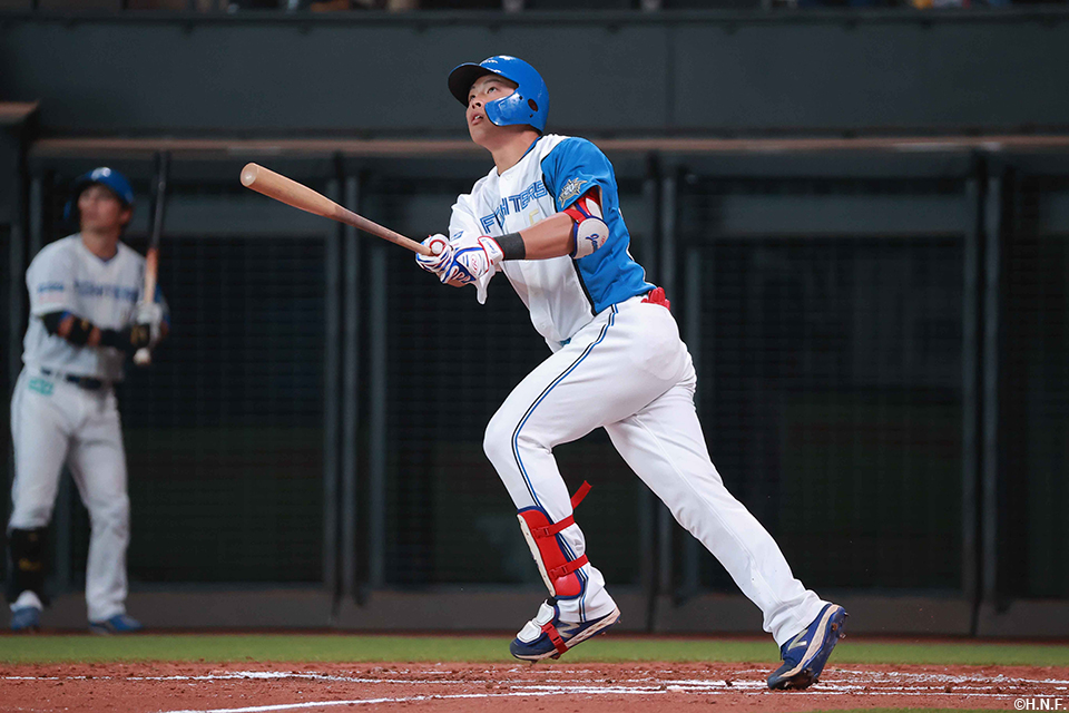 2回裏、レフトへ本塁打を放つ野村選手01