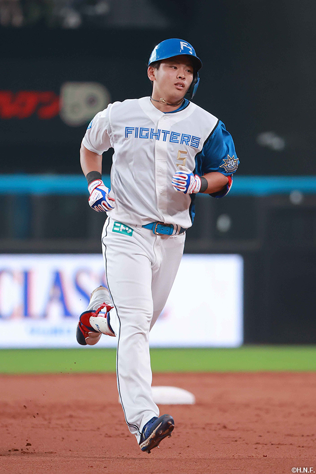 2回裏、レフトへ本塁打を放つ野村選手02