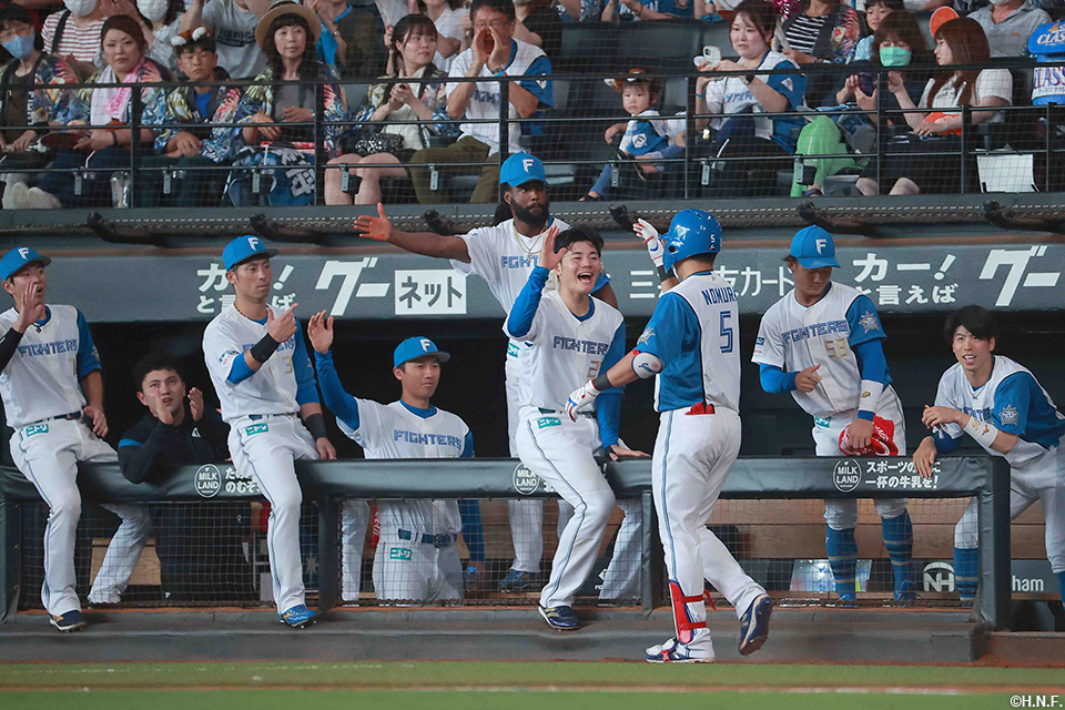 "2回裏、レフトへ本塁打を放つ野村選手03