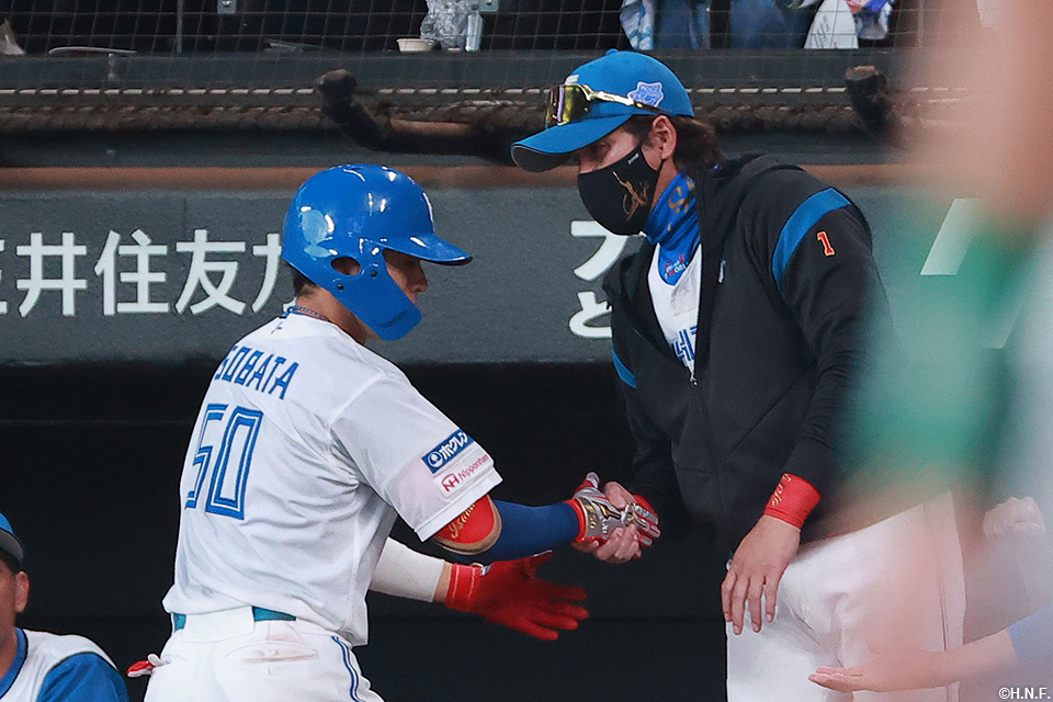 3回裏、犠打を決めた五十幡選手と新庄監督