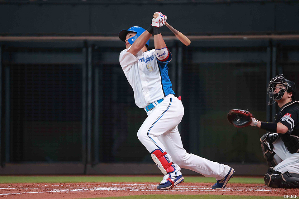 4回裏、二打席連続となる本塁打を放つ野村選手