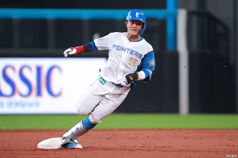 4回裏、ライトへ適時三塁打を放った奈良間選手01