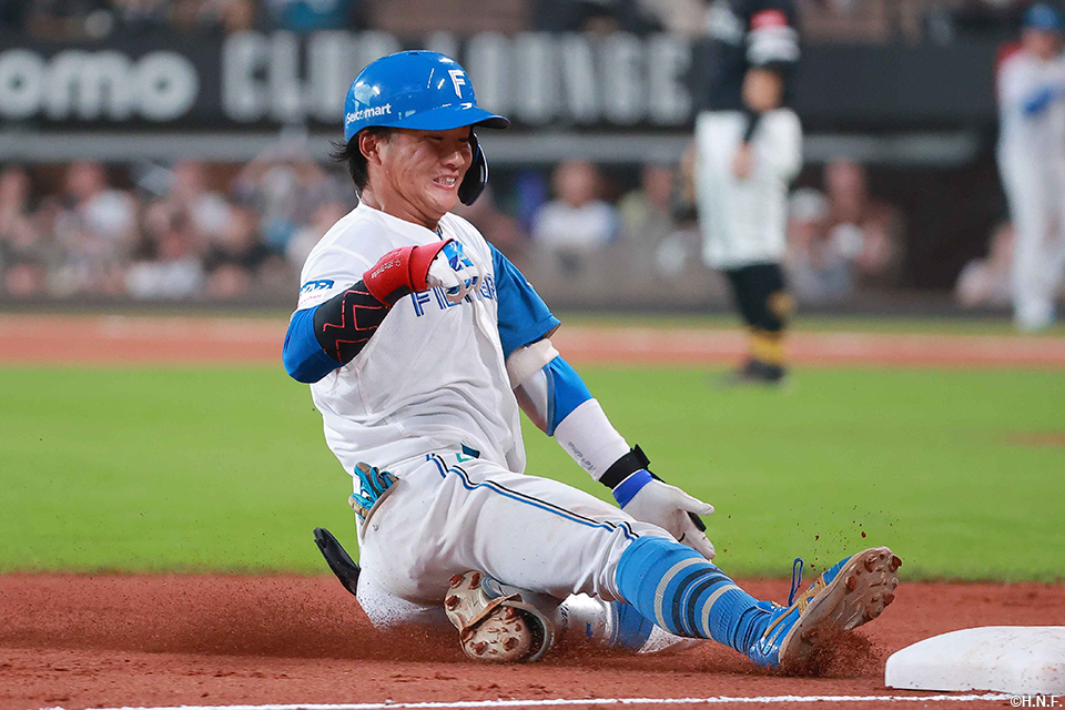 4回裏、ライトへ適時三塁打を放った奈良間選手02