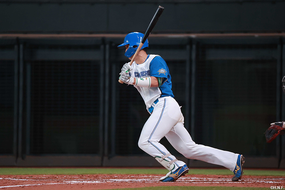 4回裏、レフトへ適時打を放つ郡司選手