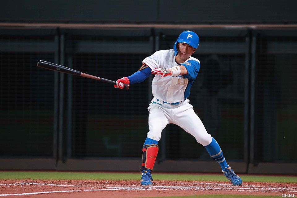 4回裏、レフトへヒットを放つ五十幡選手