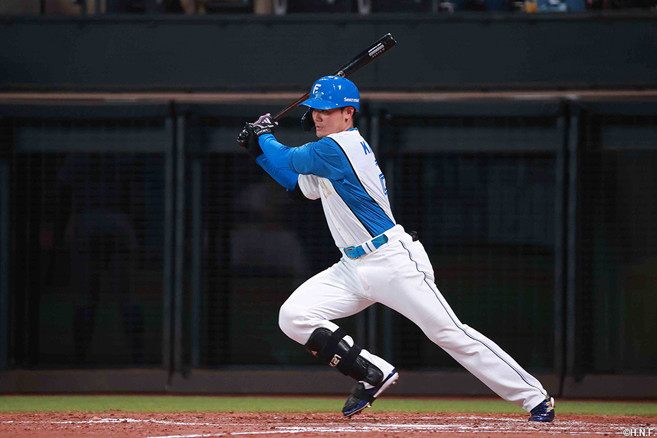 4回裏、センターへ適時打を放つ清宮選手