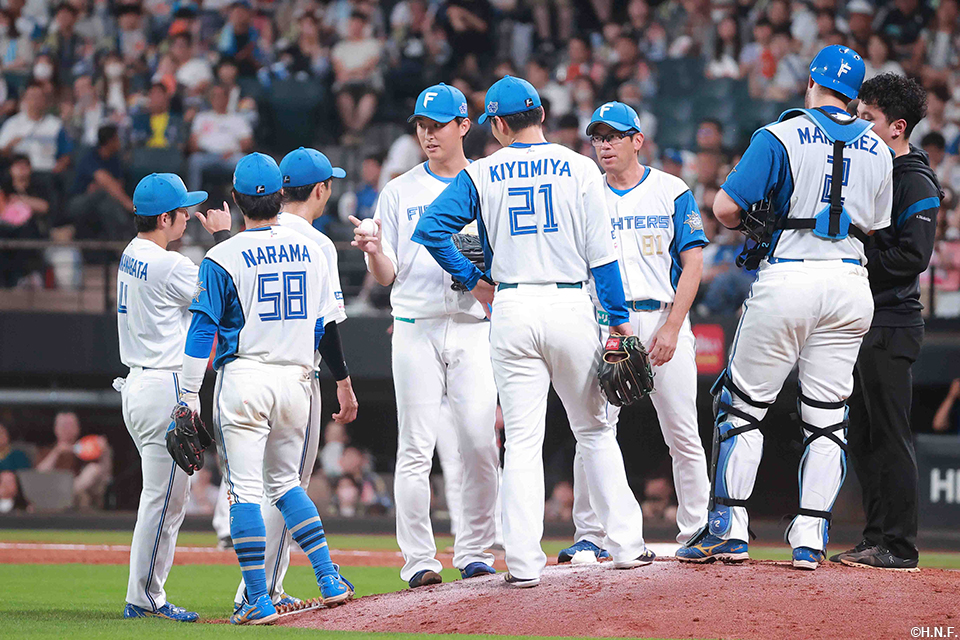 5回、二番手の石川投手01