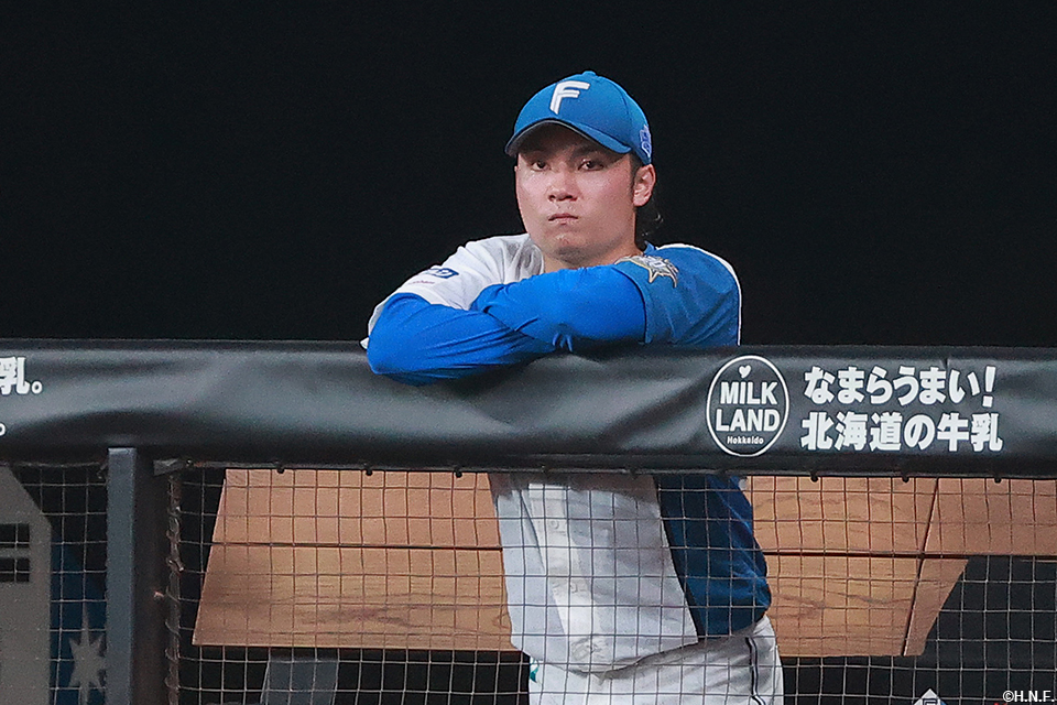 降板後、グラウンドを見つめる伊藤投手