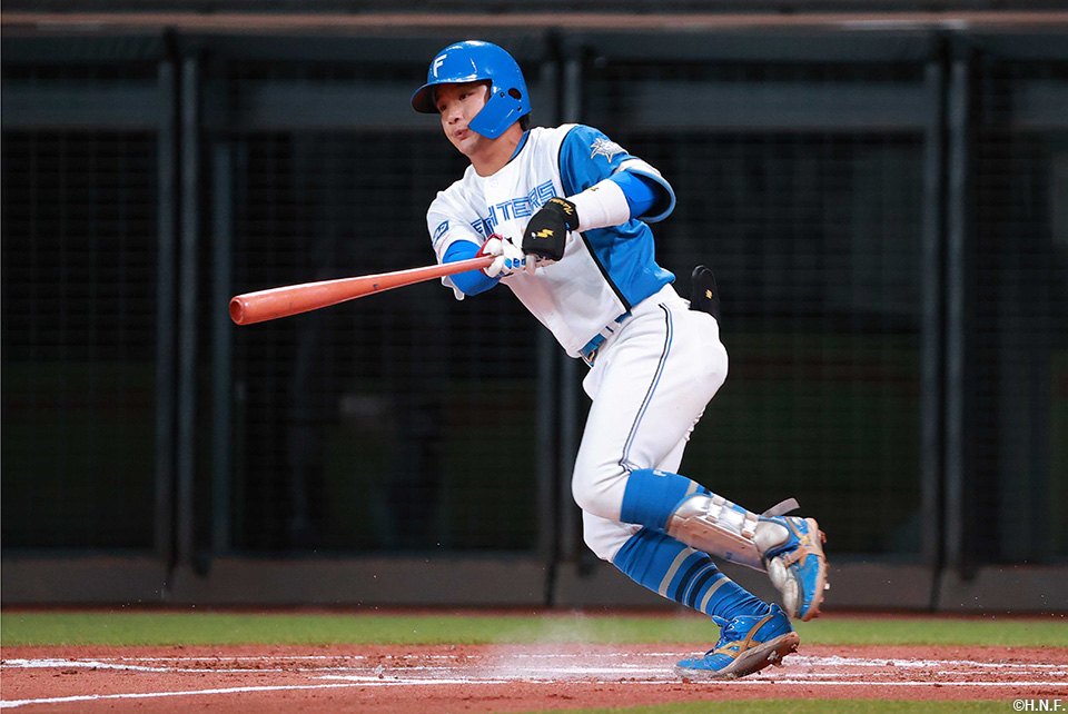 2回表、レフトへヒットを放つ奈良間選手"