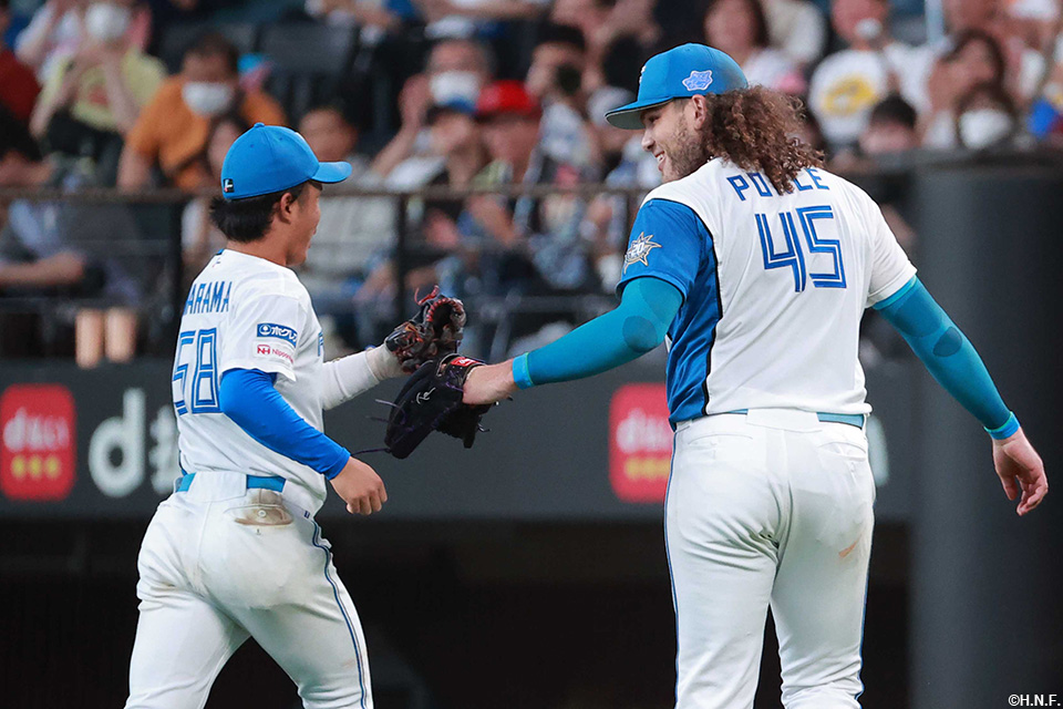 4回表を抑えたポンセ投手と奈良間選手