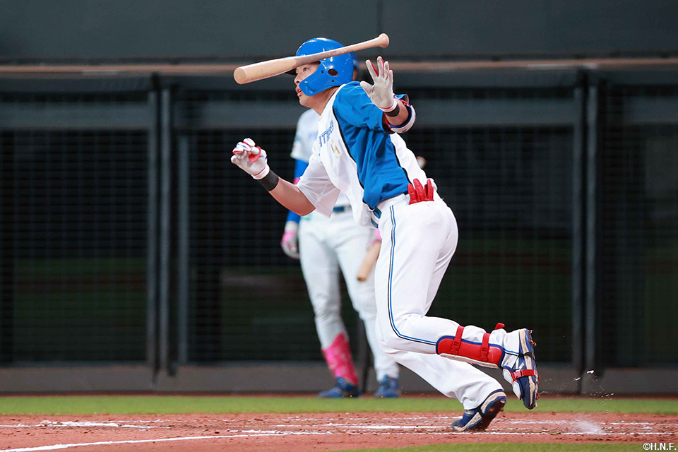 4回裏、レフトへヒットを放つ野村選手