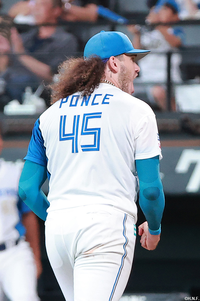 5回表、ピンチを抑えたポンセ投手