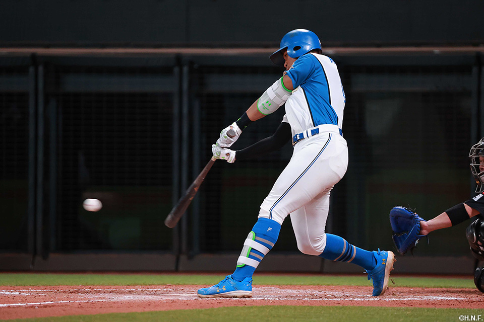 8回裏、ライトへヒットを放つ万波選手