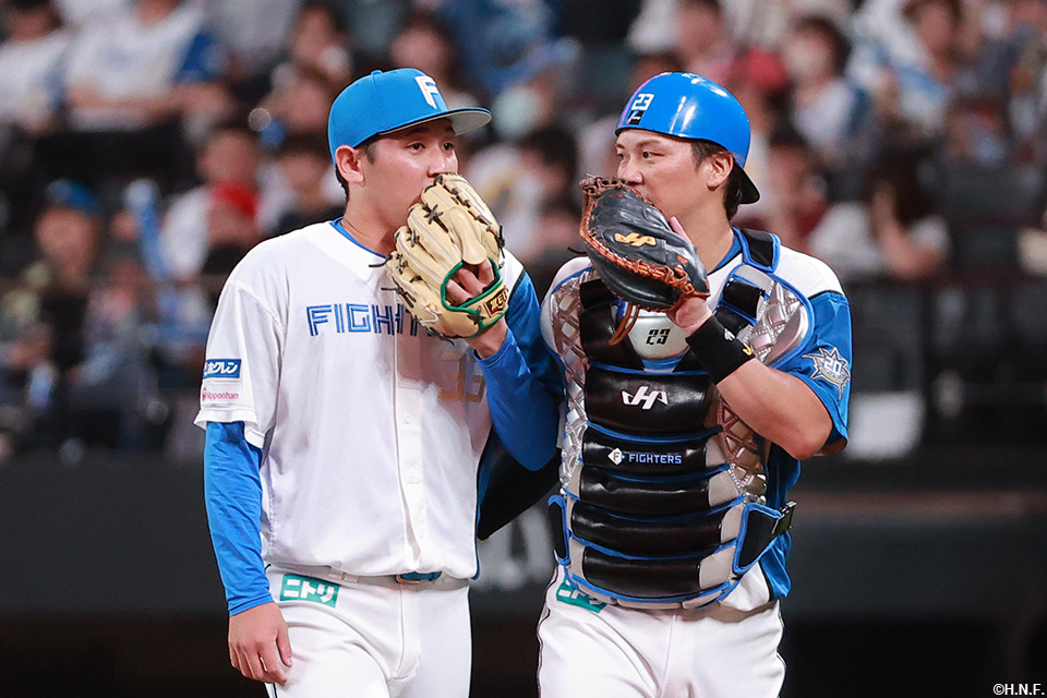 9回表、立野投手と伏見選手