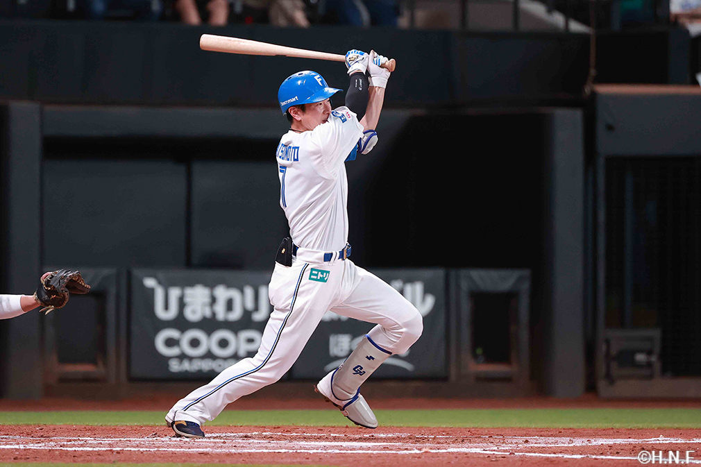 1回裏、センターへヒットを放つ松本剛選手