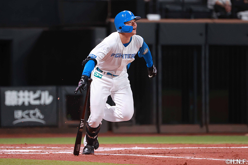 1回裏、ファーストへヒットを放つ清宮選手