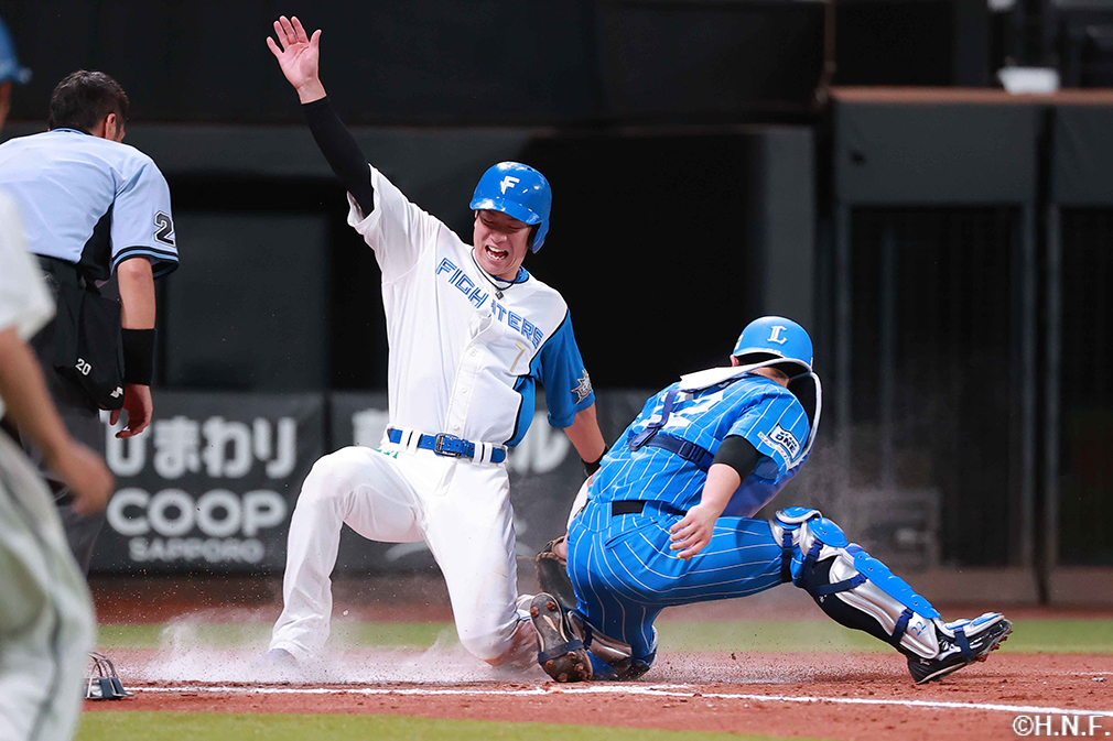 1回裏、犠牲フライで生還する松本剛選手