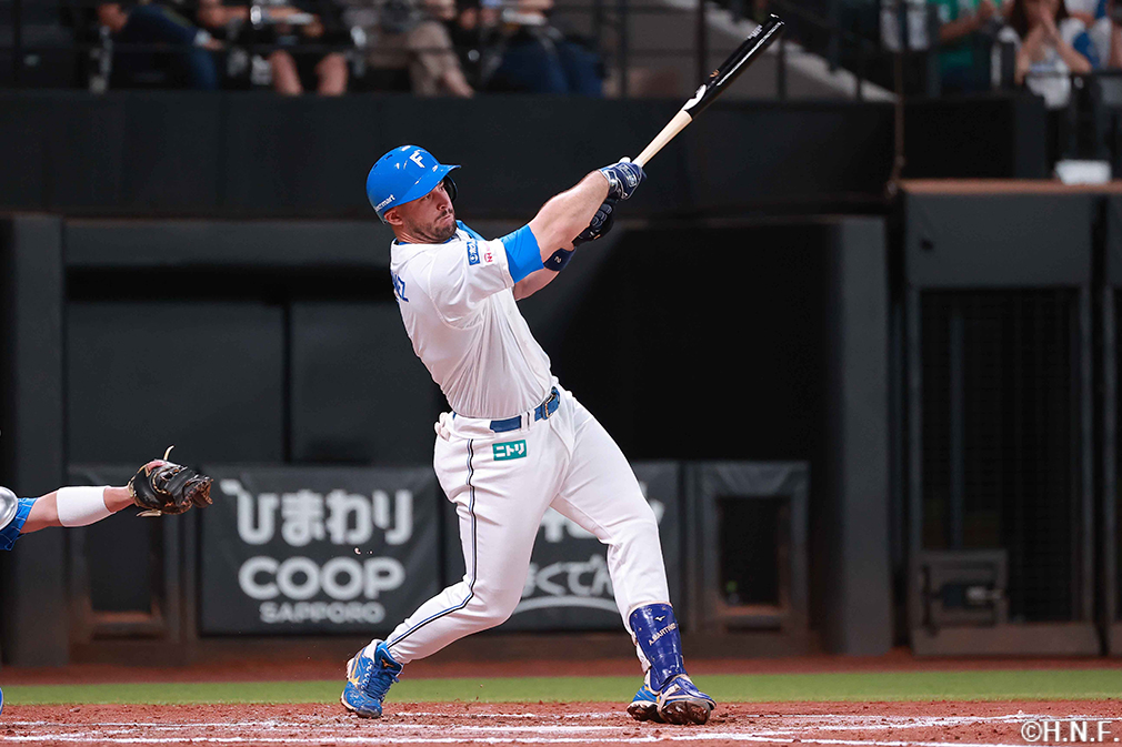 1回裏、犠牲フライを放つマルティネス選手