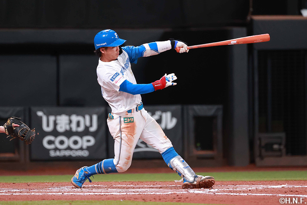 6回裏、レフトへ二塁打を放つ奈良間選手01