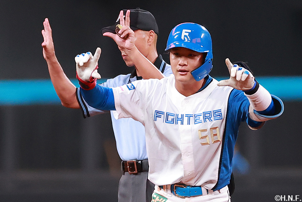 6回裏、レフトへ二塁打を放つ奈良間選手02