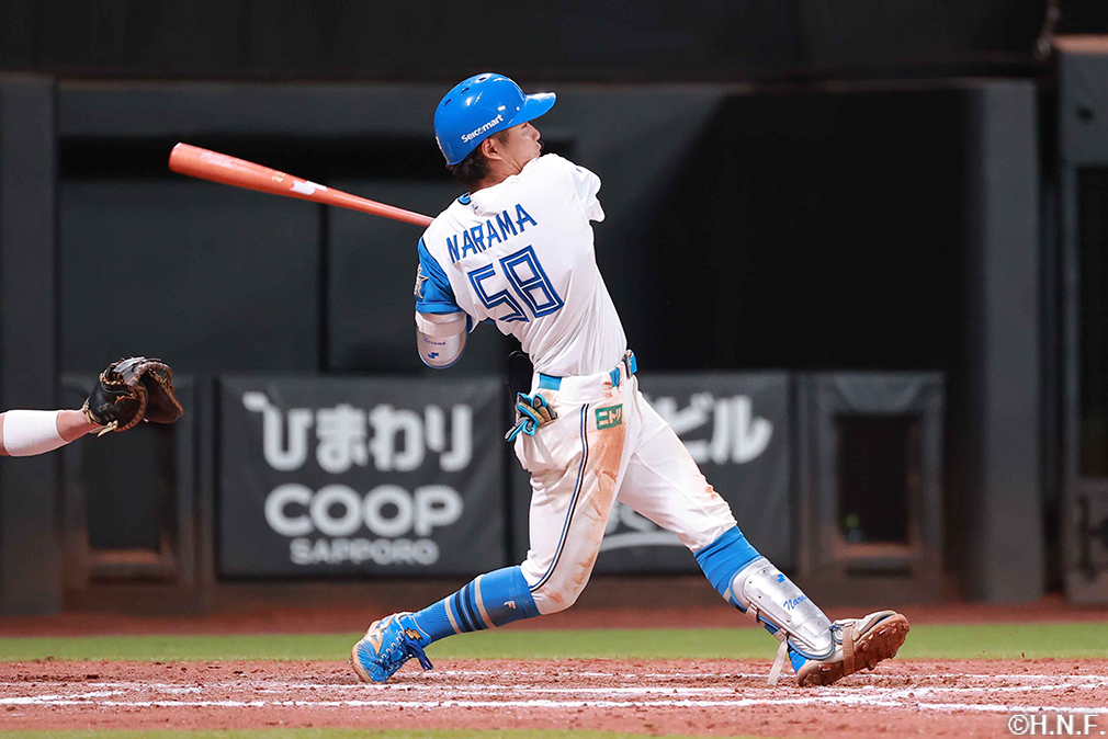 8回裏、レフトへ本塁打を放つ奈良間選手01