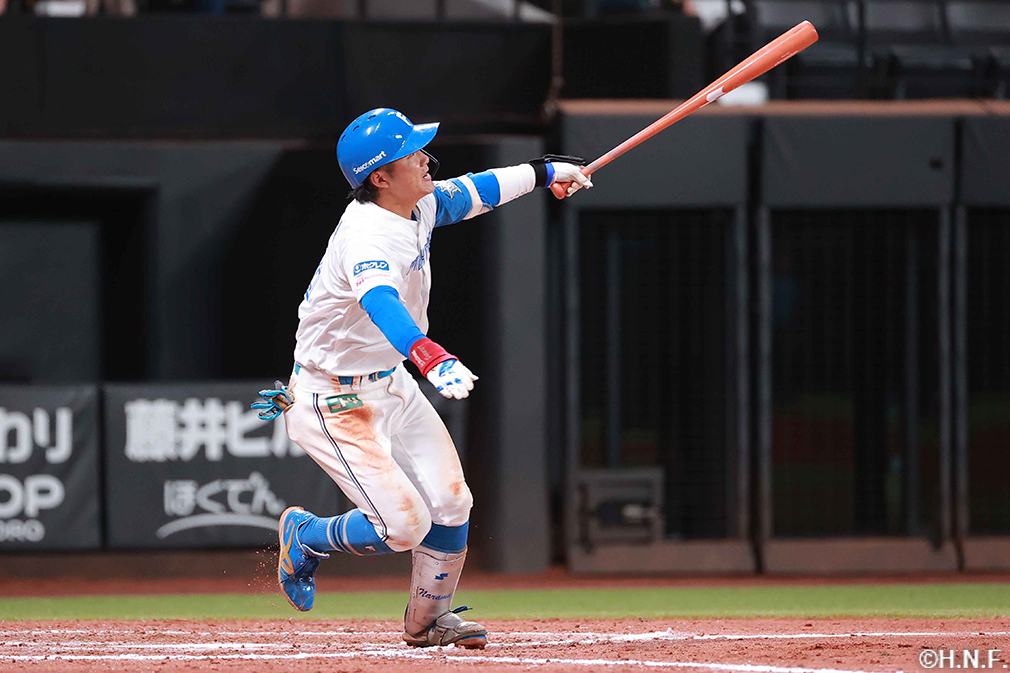 8回裏、レフトへ本塁打を放つ奈良間選手02