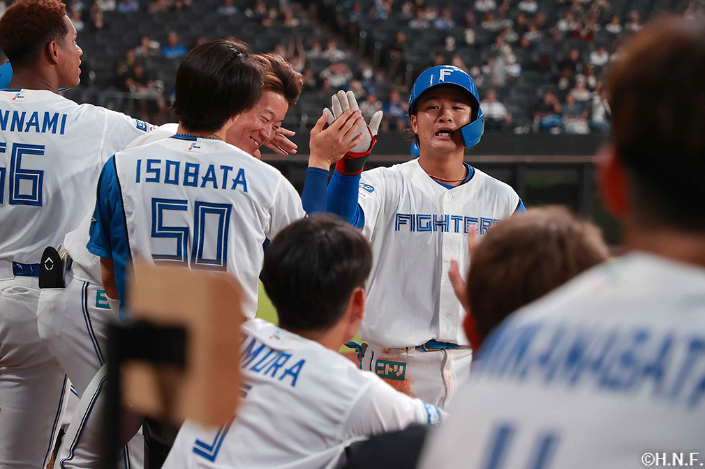 8回裏、レフトへ本塁打を放つ奈良間選手03