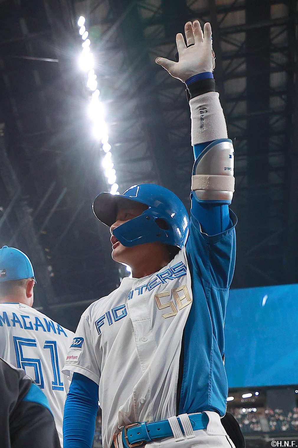 8回裏、レフトへ本塁打を放つ奈良間選手04