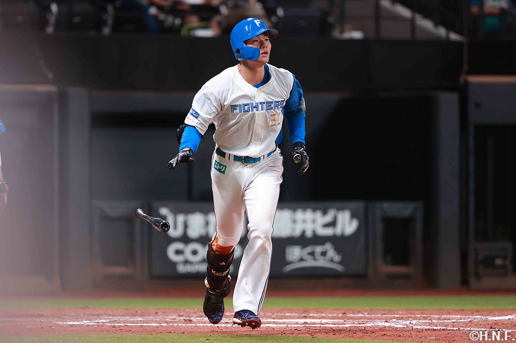 9回裏、ライトへ本塁打を放つ清宮選手01