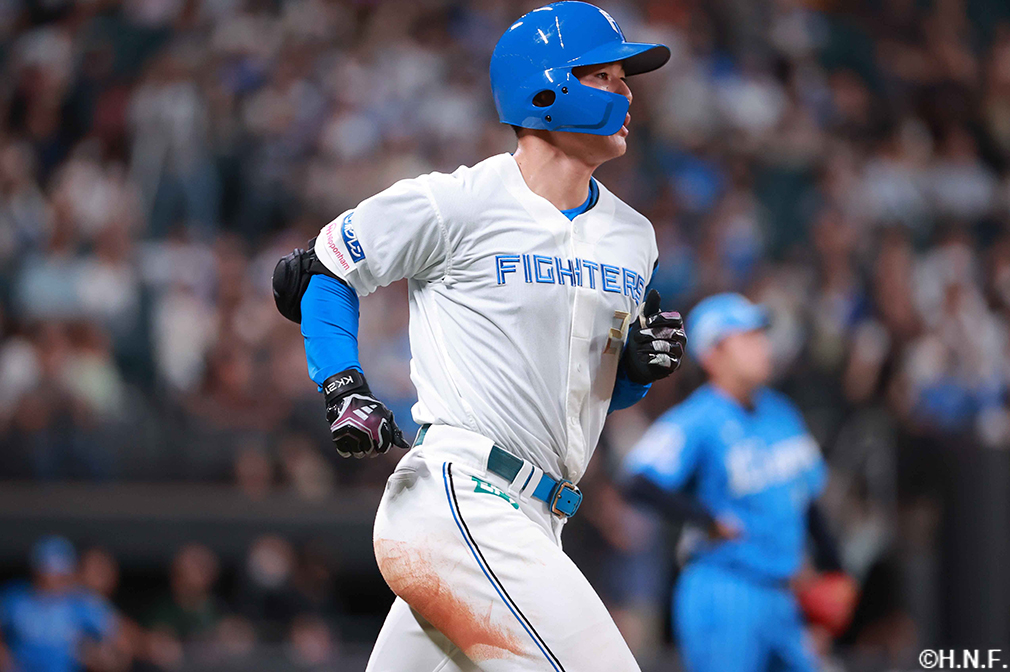 9回裏、ライトへ本塁打を放つ清宮選手02