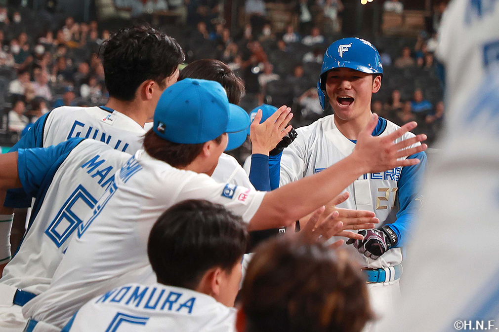 9回裏、ライトへ本塁打を放つ清宮選手03